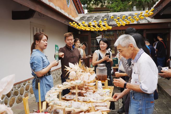 虎克船長正在向與會者介紹在地美食，展現新埔在地特色。(照片/玄奘大學提供)