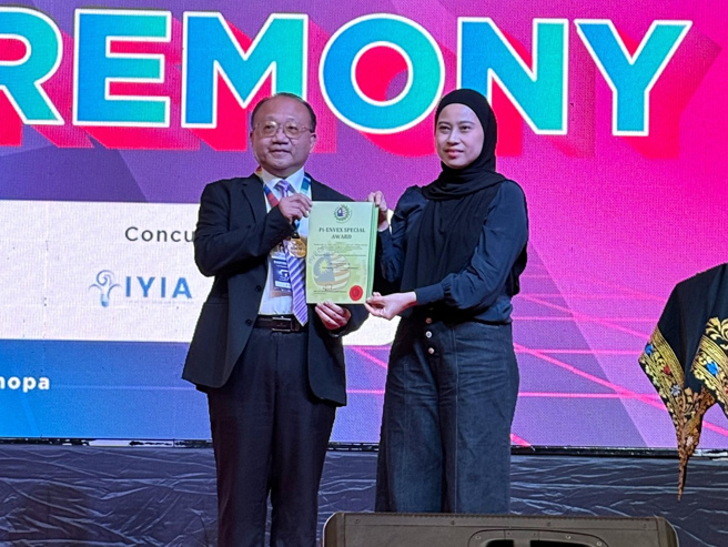 龙华科大林宗新副教授师生团队，参加2024 印尼发明家日世界发明科学展，荣获金牌殊荣。(照片/龙华科技大学提供)