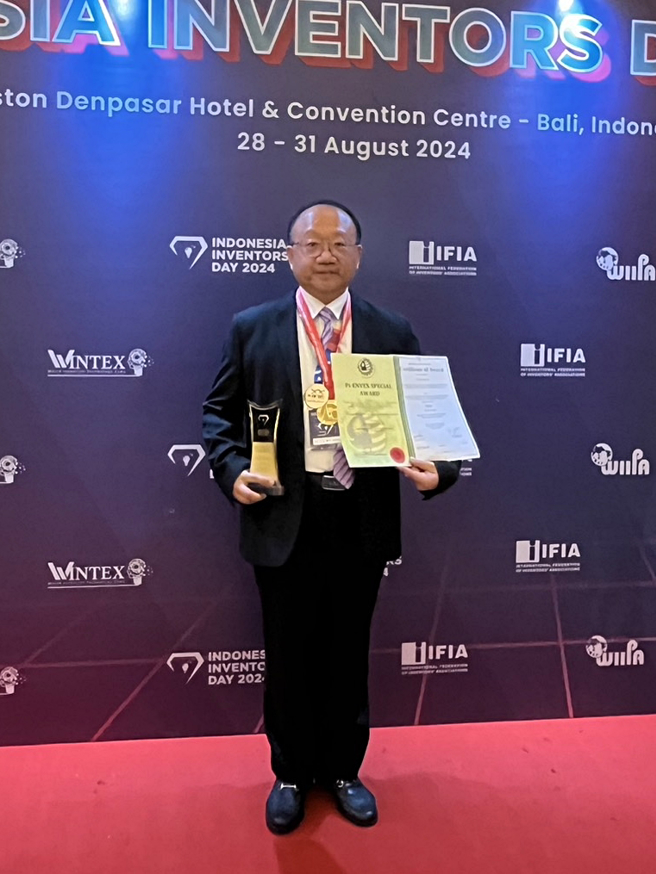 林宗新副教授同时获颁马来西亚国际工程创新发明协会特别奖与大会特别奖，展现研发实力。(照片/龙华科技大学提供)