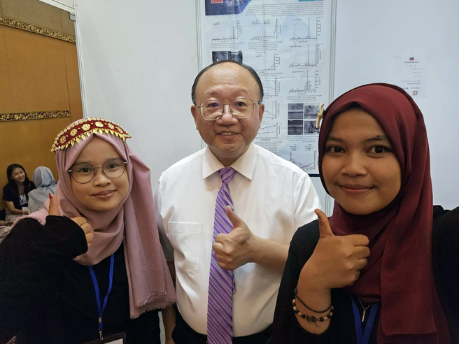 林宗新副教授向参观的印尼大学生说明作品特色并合影。(照片/龙华科技大学提供)