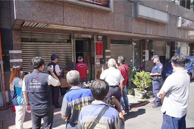 台中市政府建設局與行政執行處人員到未繳交罰鍰的違法攤商家中查封其庫存貨品。（台中市府提供）
