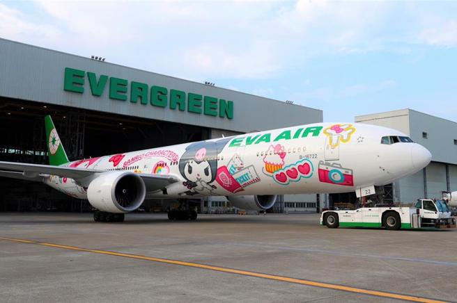 长荣航8月合併营收再创新高，图为长荣航空第四代彩绘机「闺蜜机」亮相。图／长荣航空