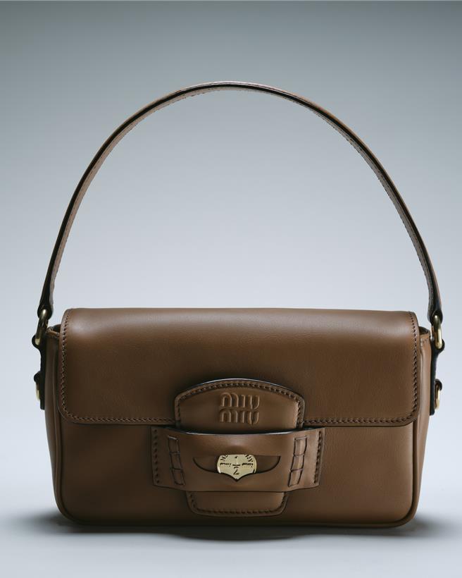 Miu Miu此次於伊勢丹展出的期間限定包款。（Miu Miu提供／黃唯淯台北傳真）