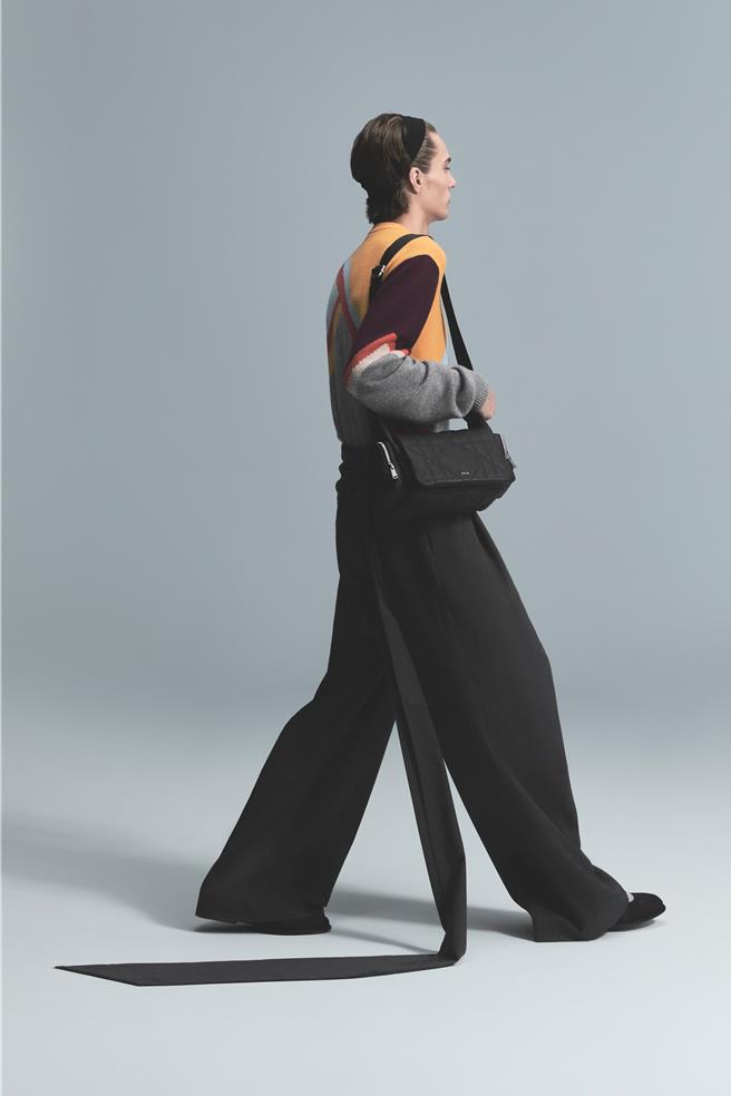 Dior 2025男裝融入了Cannage籐格紋設計。（Dior提供／黃唯淯台北傳真）