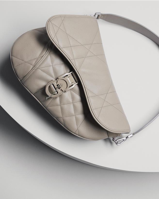 Dior知名的Saddle包款也融入了Cannage風格。（Dior提供／黃唯淯台北傳真）