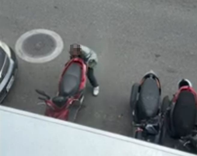 日前有阿伯為了要停車，在士林捷運站外喬機車挪空間，害得多輛機車全被卡住。（圖／翻攝自爆料公社）