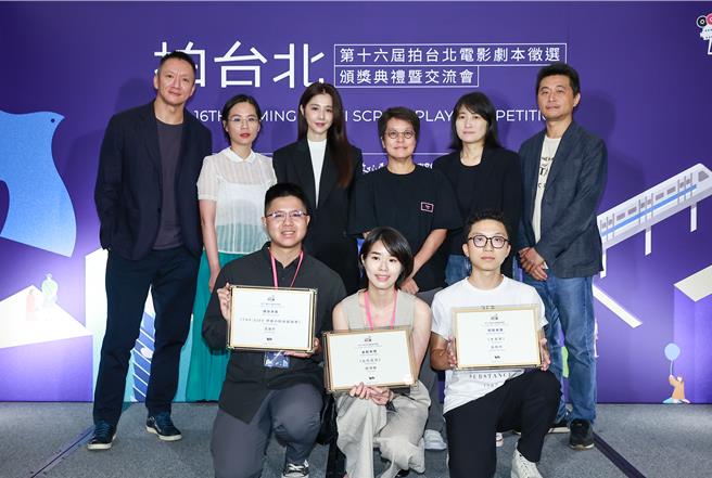 10日颁奖典礼上，评审与前3名金银铜奖得主合影。（罗永铭摄）