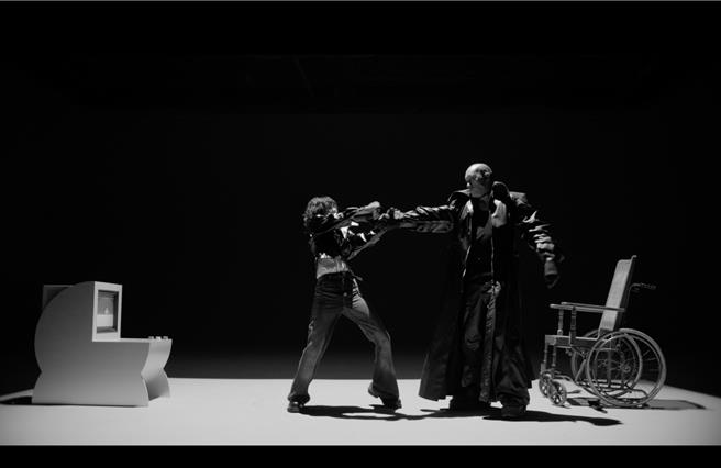 黃宣日前拍攝新歌MV。（否極泰來音樂提供）