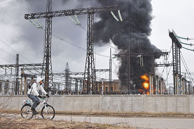 外交部累計援烏預算將達到36億元，部分用來協助烏克蘭進行國家重建。圖為今年3月俄羅斯空襲烏克蘭電力設施。（資料照/美聯社）