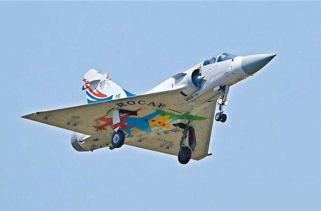 圖為編號2017的幻象2000單座戰機。（報系資料照片）