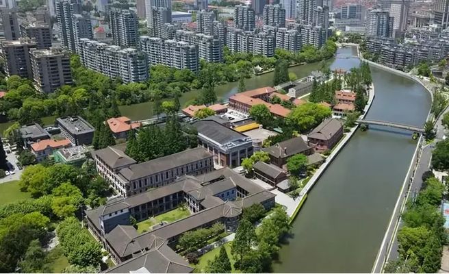 上海苏州河42公里岸线贯通后，水面乾净、岸线优美，但意外地吸引了不少人专程到这里进行「放生」仪式，每天最多能捞出一吨死鱼。（图／新浪网）