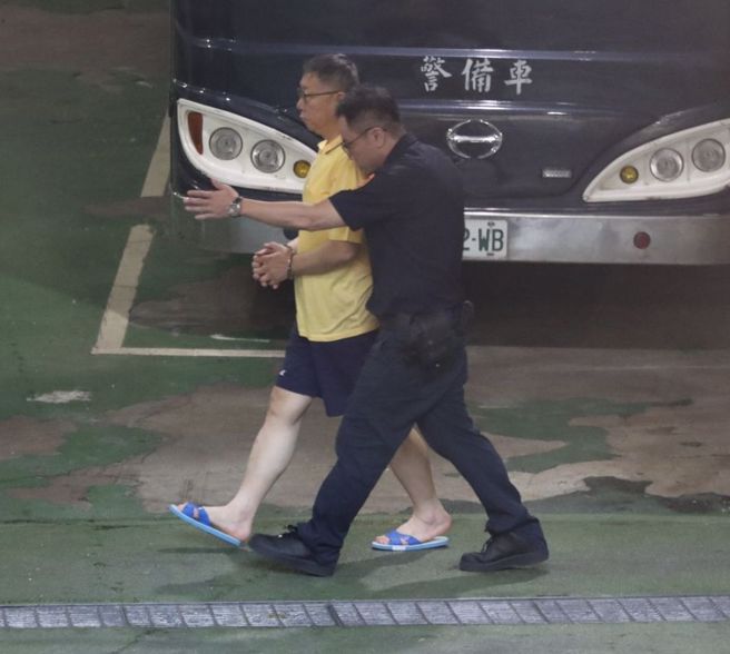 民眾党主席柯文哲因京华城案遭羁押，北检10日提讯柯文哲后还押看守所。（陈君玮摄）