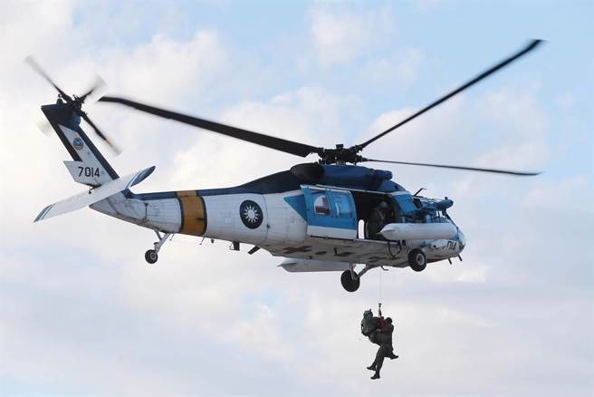 晚间十时许，海鸥直升机寻获生还飞官，但因吊挂篮故障，无法执行吊挂作业。（中时资料照）