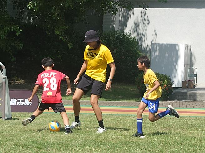 高雄市先锋足球队举办校园关怀列车活动，首站来到高雄河堤国小，带领116名小六学生踢球。（任义宇摄）