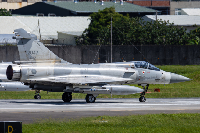 空軍幻象戰機「夜訓」新竹失事墜海 飛官彈射跳傘獲救 - 政治