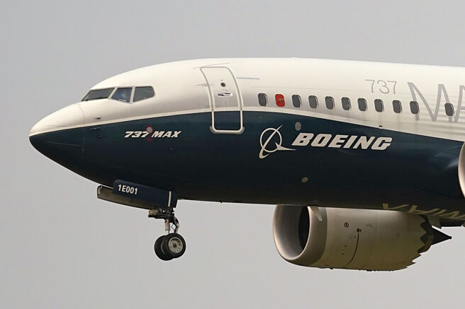 路透引述消息人士说法指出，波音（Boeing）向供应商表示将延迟737 MAX飞机达到重要产量里程碑的时间点。图／美联社