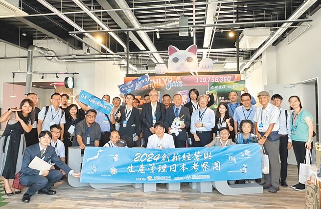 「创新经营与生产管理日本考察团」团长张宝诚总经理（第二排右七）、副团长刘瑞隆总会长（第二排右八）偕同参访团员与Tel-mic Co., Ltd.田中秀范社长（前排中）合影。图／CPC提供