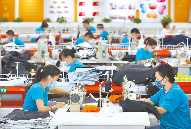 通膨衝擊服飾消費市場的力道降緩、全球品牌廠庫存去化告一段落，國內成衣代工、織布廠8月營運亮眼。圖／新華社
