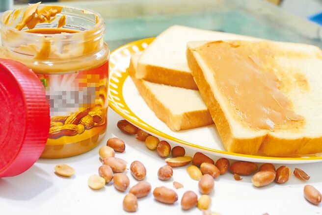 食药署表示，台湾高温潮溼，花生制品及花生原料容易产生黄麴毒素或赭麴毒素A，会影响肾臟功能，也有伤肝、致癌的危险性。图为花生制品示意图。（陈俊吉摄）