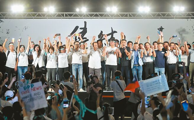 民眾黨8日號召支持者為台灣的司法正義站出來，藍營民代沒有人參加，民眾黨黨公職最後上台和小草們合唱。（本報資料照片）