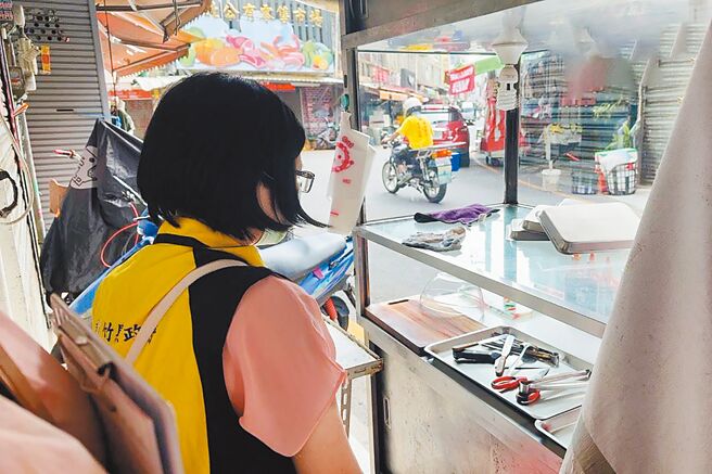 新竹县竹北市公有零售市场「越南咖啡，法国麵包」发生72位民眾食用中毒案，卫生局派员稽查採检，送验报告结果显示，在人体检体中验出沙门氏杆菌。（新竹县政府提供／罗浚滨新竹传真）