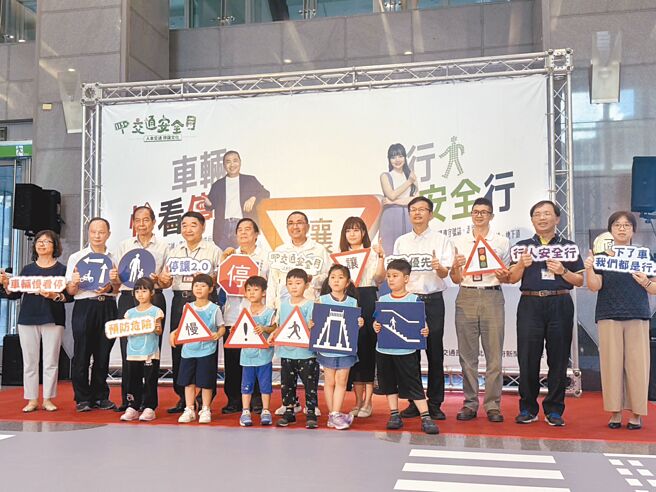 新北市長侯友宜（後排中）9日出席「新北市交通安全月『停讓文化2.0』記者會及展覽活動」，宣導交通安全。（柯毓庭攝）