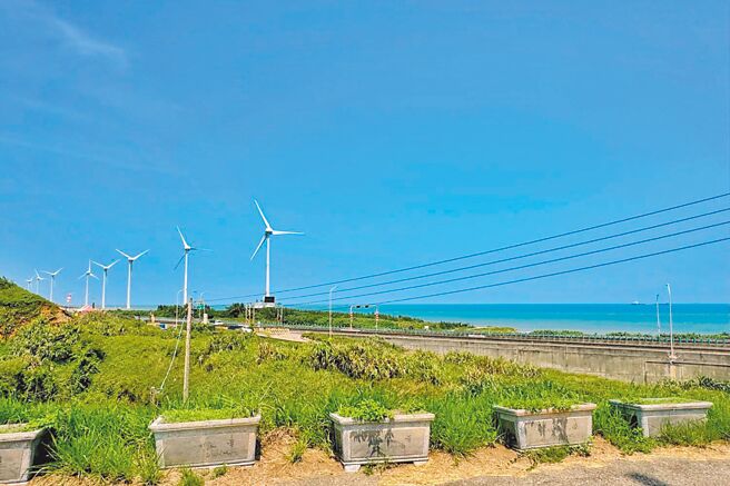 桃园市芦竹区坑口垃圾掩埋场封闭復育近10年，多年来未见新规画。（姜霏摄）