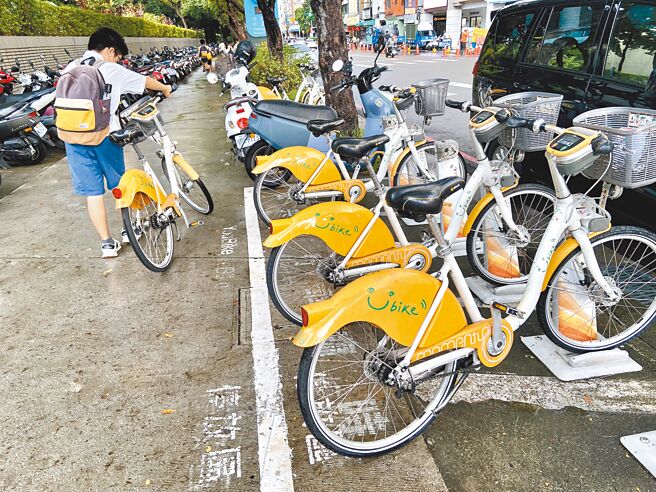 民眾租借公共自行车转乘、接驳、代步已成生活日常，一名小朋友9日傍晚下课后前往站点租借。（陈淑娥摄）