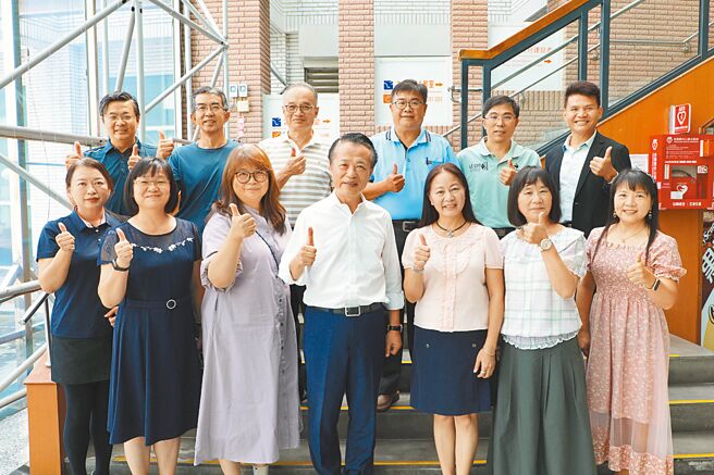 嘉縣9日舉行第1次校長會議，縣長翁章梁（前排中）特別與6對校長夫妻合影，感謝他們攜手為教育界努力。（呂妍庭攝）