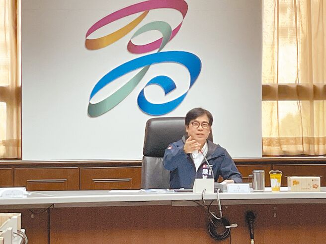 高雄市长陈其迈9日邀集辖内18所大专校院代表举办「2024年市长与大学校长会议」，并找来和硕联合科技相关人员与会，期待透过产官学研合作，推动高雄数位转型。（洪浩轩摄）