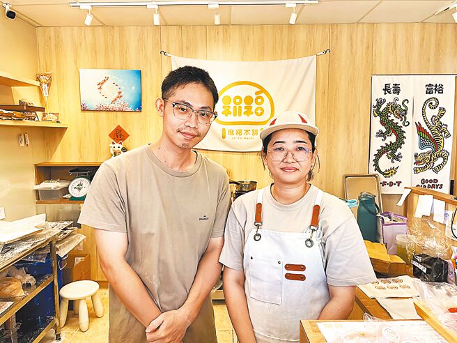 祝泇鎮（左）、利雅君夫妻，創業不離手工麻糬老本行，今年3月創立台東縣首間台日合璧的麻糬小舖「祝福麻糬」，推出7款常態性口味麻糬及季節性水果口味。（蕭嘉蕙攝）