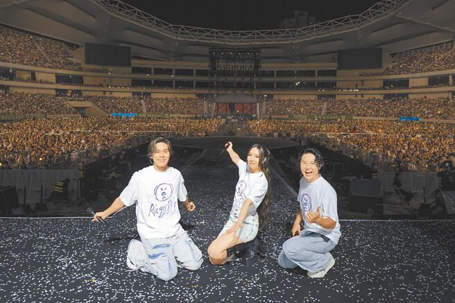 告五人在上海演唱會與近3萬歌迷合影。（相信音樂提供）