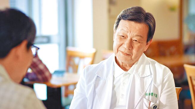 寇世勋在大爱剧《你好，我是谁2》饰演失智症权威曹汶龙医师，人称「曹爸」。（大爱电视台提供）