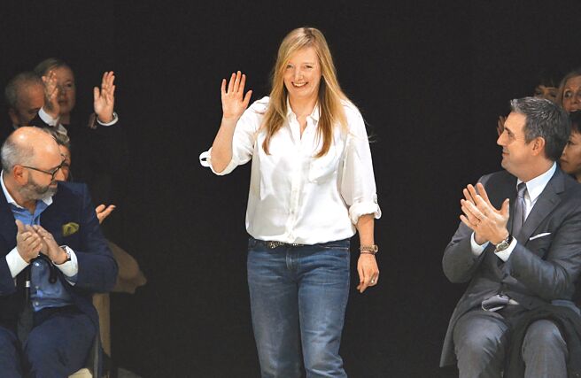 Sarah Burton从Alexander McQueen后转战Givenchy，处理她擅长的黑暗华丽设计文化。（美联社）