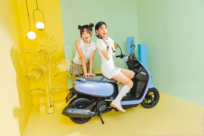 SYM CLBCU延續可甜可鹹形象推出新色「微薰紫」，採用SYM獨家變色漆工法，在陽光照射下，紫色會透出微微的粉色，展現多變樣貌。（三陽提供）