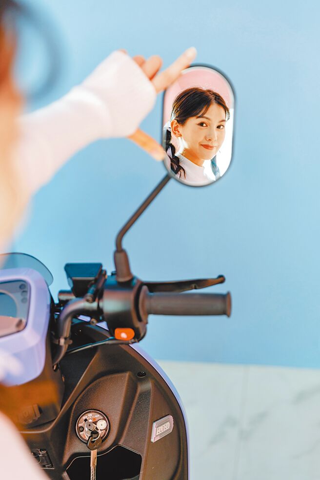 CLBCU配備業界首創「可旋轉後照鏡」，輕輕一轉就變成直式的大鏡面，方便車主整理妝容。（三陽提供）