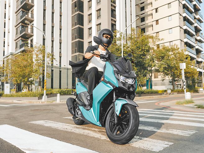 宏佳騰祭出各式購車方案，如熱銷車款STR 250/300現金購車享3000元折扣。（宏佳騰提供）