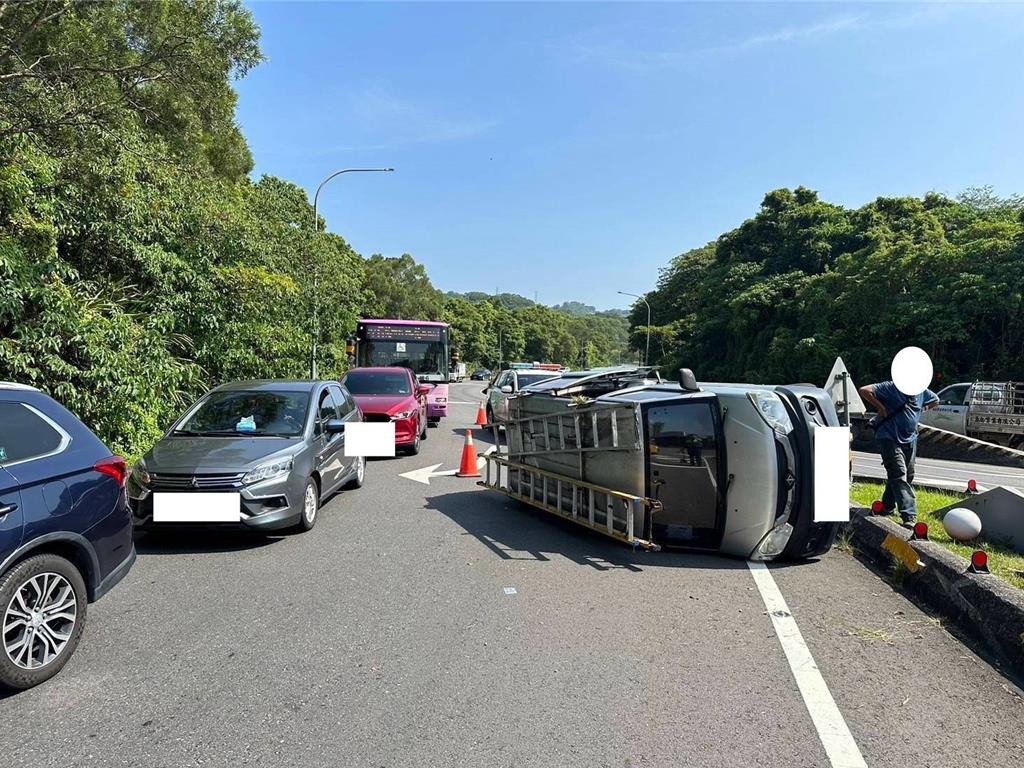 小貨車撞安全島側翻 警用監視器廠商被揪出酒駕