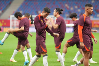 對手奉送1分1人還輸！中國男足1比2慘遭沙烏地逆轉