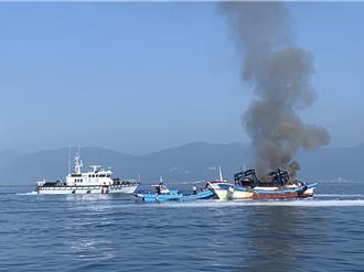 蘭陽溪口漁船「燃燒狂冒濃煙」4人急逃生！起火原因待查