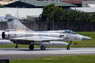 救援失事幻象飛官 傳直升機吊籃故障！消息人士：回收時卡卡