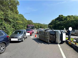 小貨車撞安全島側翻 警用監視器廠商被揪出酒駕