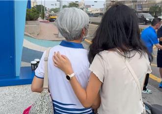 謝沛勳父母、妻子低調來看他！婆媳「緊緊挽手」謝外界關心