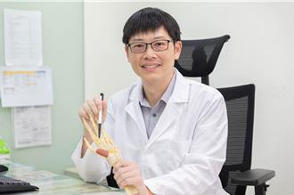 大掃除後「板機指」上身！醫師教你如何預防與治療