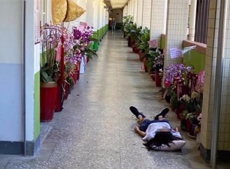 不满买不到午餐 成功高中学生睡校长室门口抗议