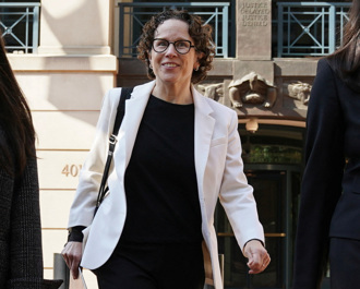 賀川首辯》賀錦麗軍師來頭不小 「鐵血之愛」收服大咖