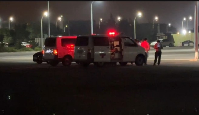 幻象战机失事飞官谢沛勋由海巡舰艇后送台中港，救护车凌晨在台中港边待命。（翻摄画面）