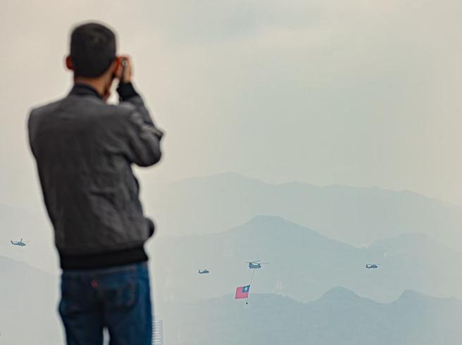  條例強調是營內禁止拍攝範圍，民眾拍攝道路上行駛之戰車、航行軍艦、飛行中的戰機等，並不違法。
（本報資料照片）