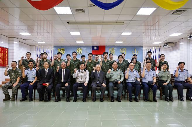 李棟樑率領敬軍團，赴北部偏遠駐軍進行慰訪，感謝官兵堅守崗位，並預祝中秋佳節愉快。
（記者謝承宏攝）