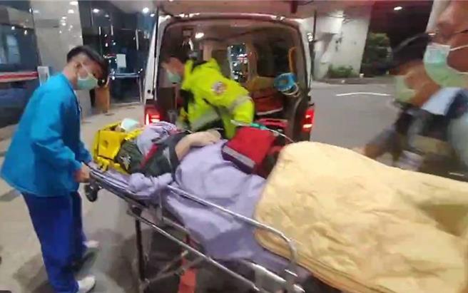 飛官謝沛勳抵達醫院，其意識清楚。（李京昇攝）